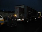 Gesprächsrunde hinterm LKW